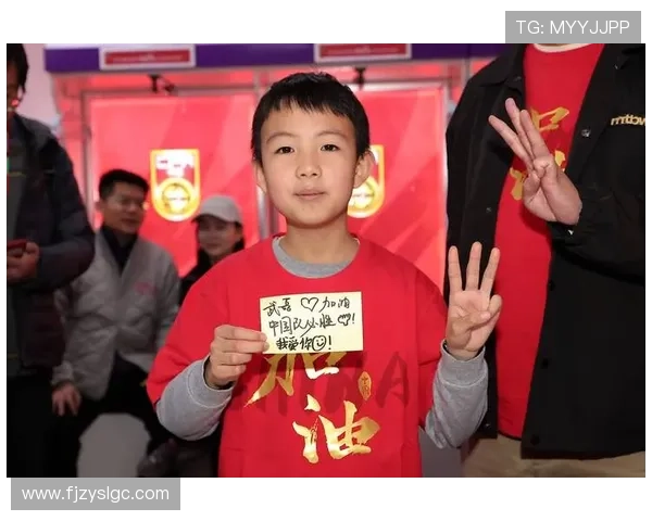 足球明星亲自赠送球衣感人瞬间视频记录球迷热情与梦想